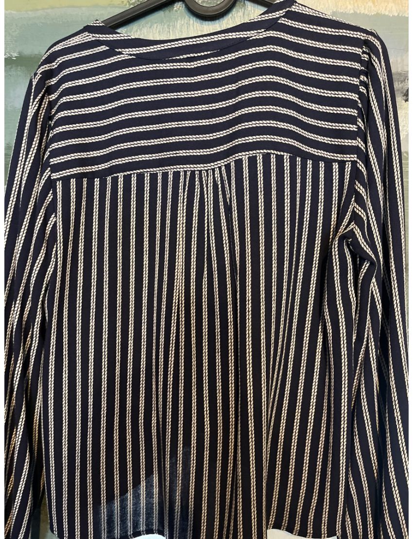 blusa preta e branca