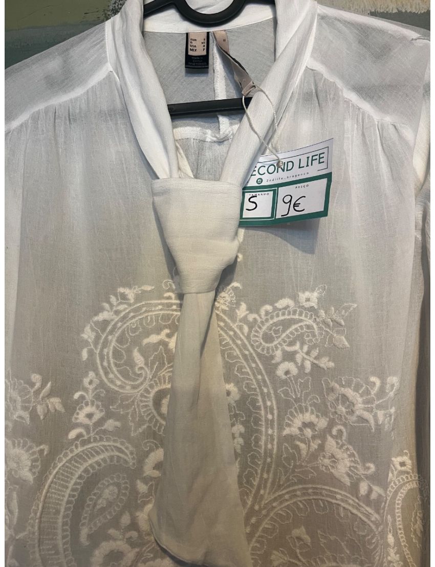 Blusa branca, rendada 