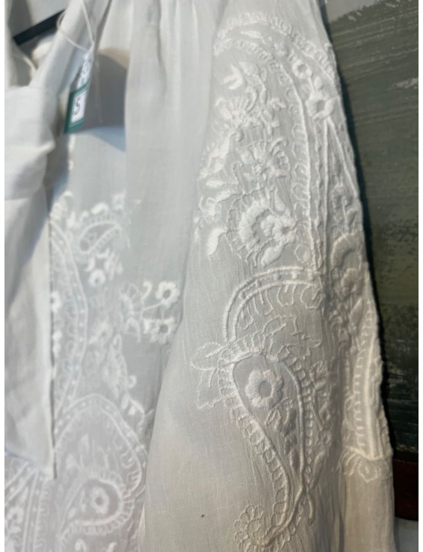 Blusa branca, rendada 