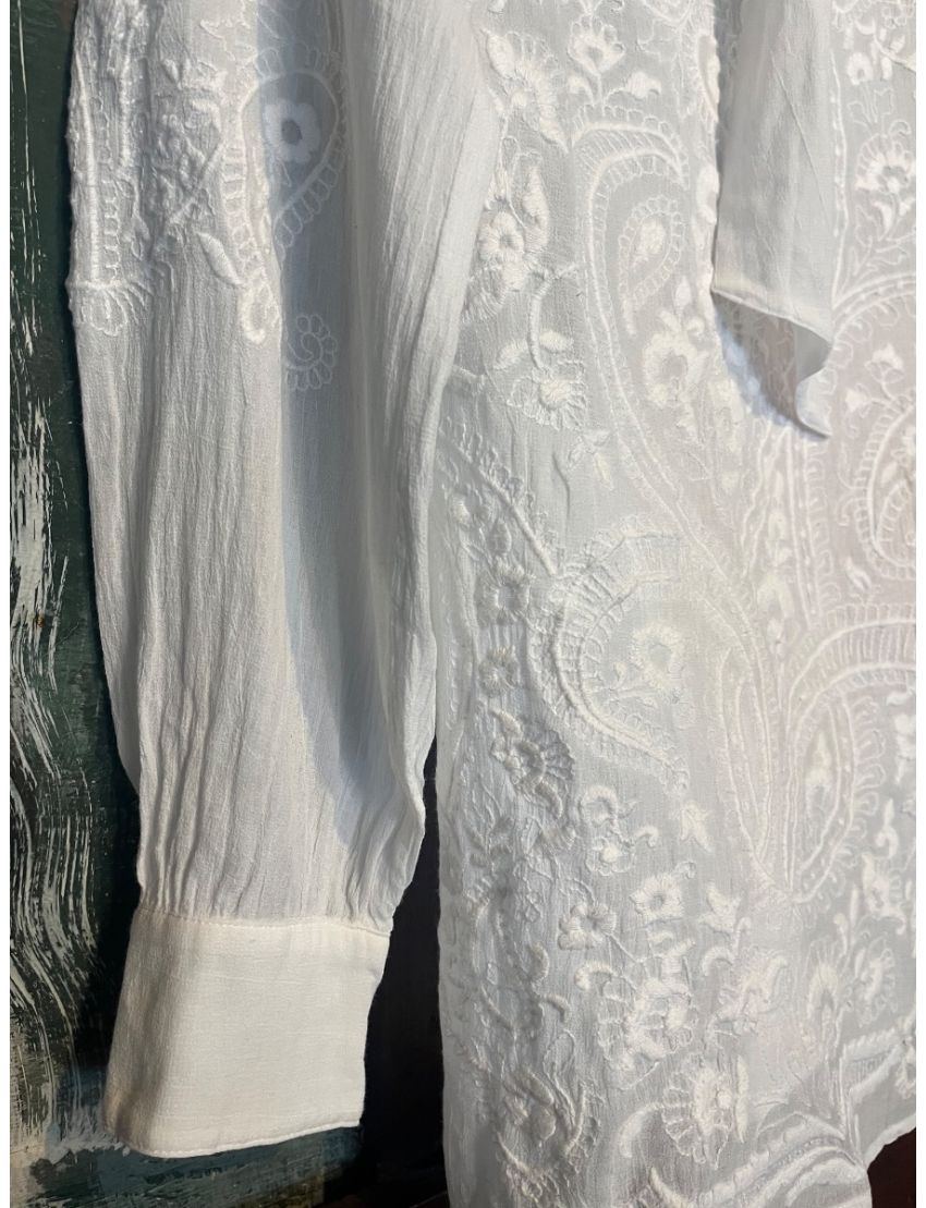 Blusa branca, rendada 