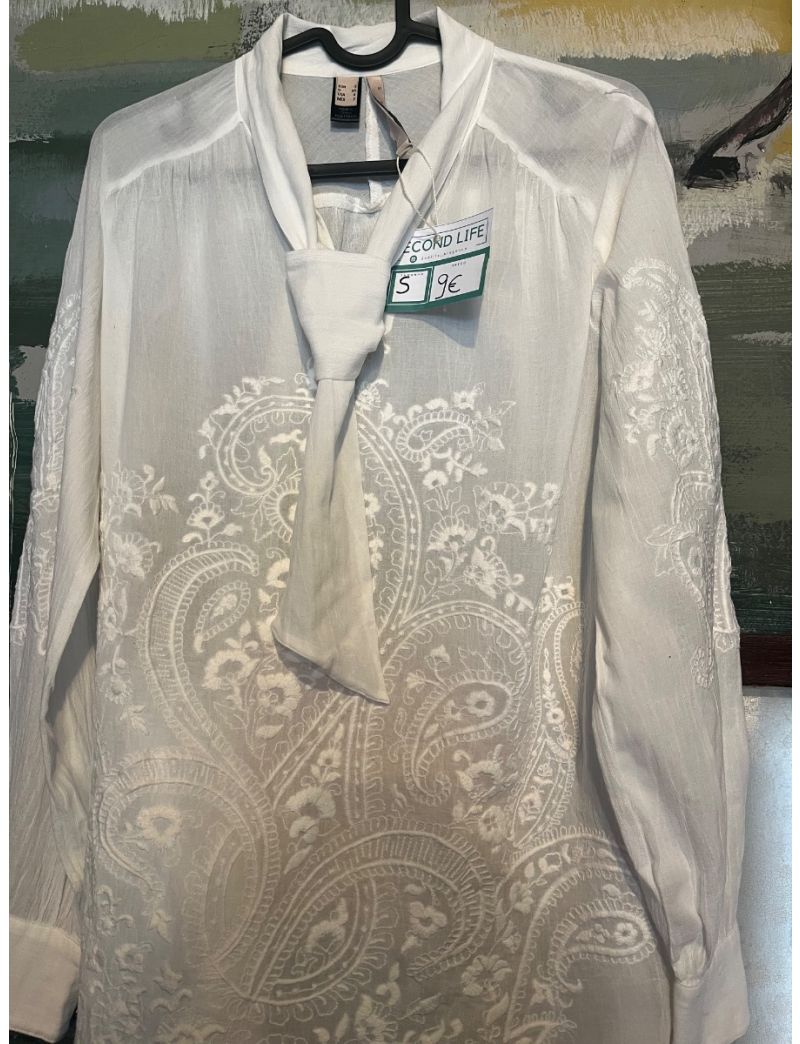 Blusa branca, rendada 